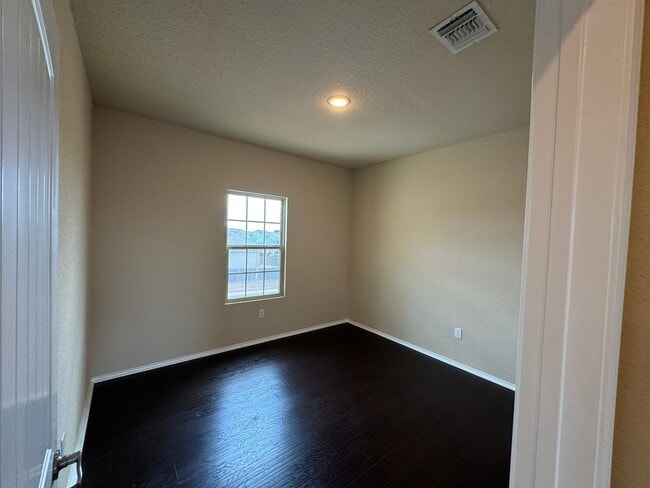 Building Photo - Move-In Special! Spacious 3BR Home with La...