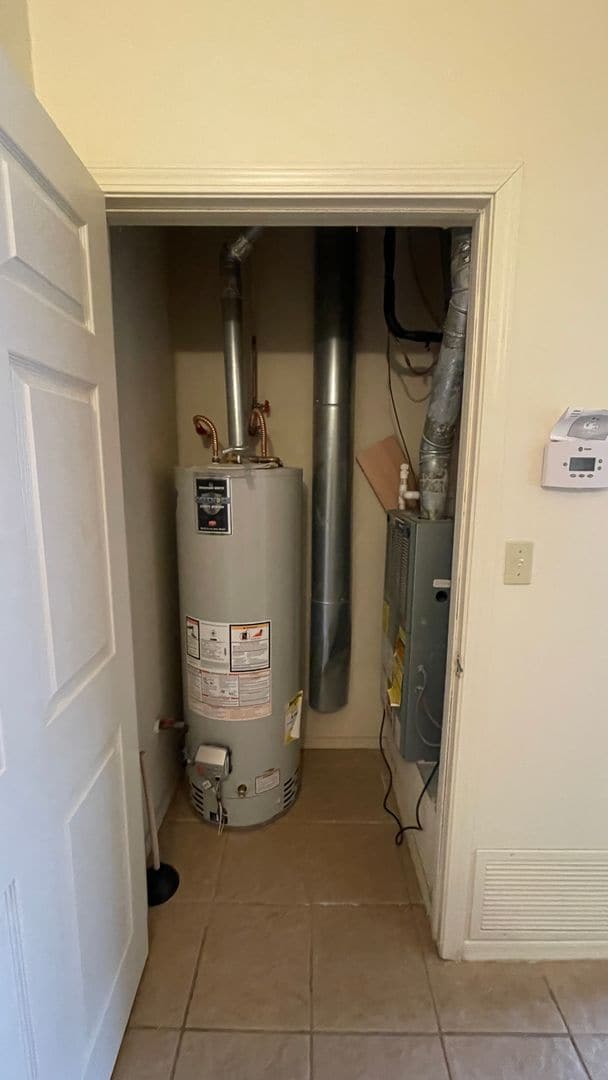 Building Photo - Modern town home with AC. 3/2. Covered, off-street parking, easy care yard.  Ample kitchen. Lamin...