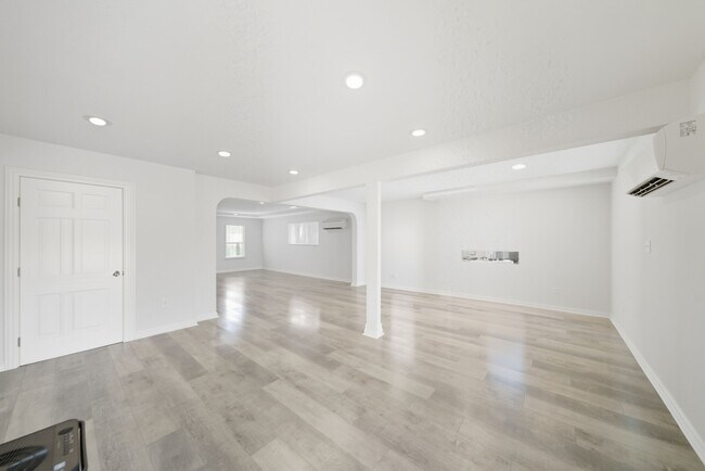 Building Photo - 2111 Beall St