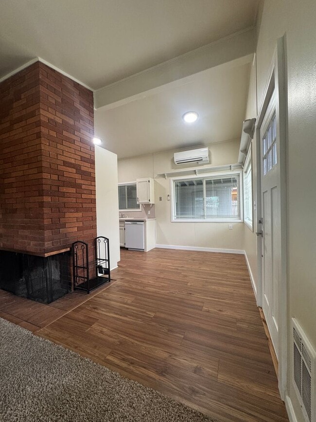 Building Photo - (HAR2) 2 Bedroom, 1 Bath Single Family Home