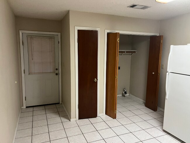 Building Photo - 821 Nancy Ln
