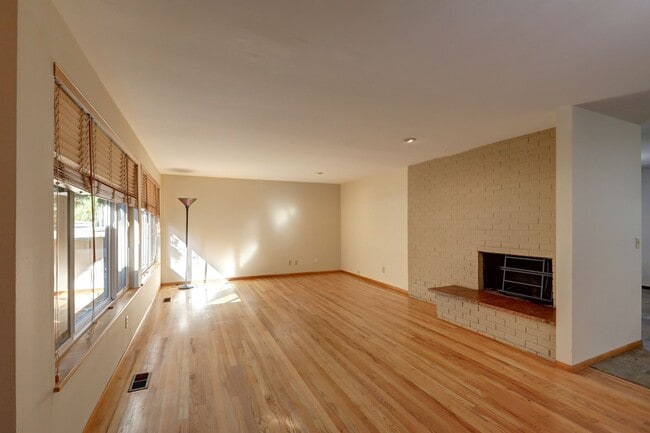 Building Photo - Beautifully Refinished 4BR 2BA Home on Lar...