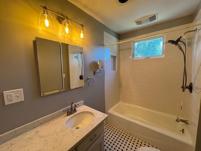 Building Photo - Spacious 4-Bedroom Townhouse with Garage &...