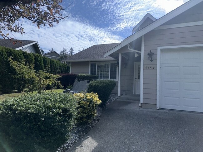 Building Photo - Spacious 3 Bed, 2.5 Bath Home with Fully Fenced Backyard and 2 Car Garage!