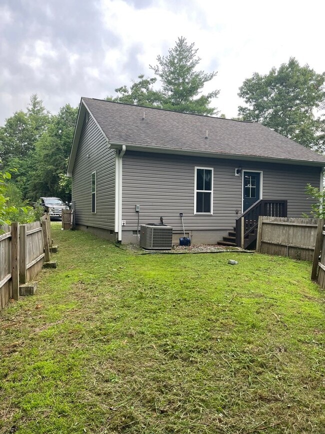 Building Photo - 2 Bedroom 1 Bathroom house