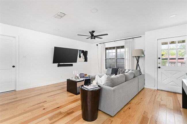 Building Photo - 8704 Clarewood Dr