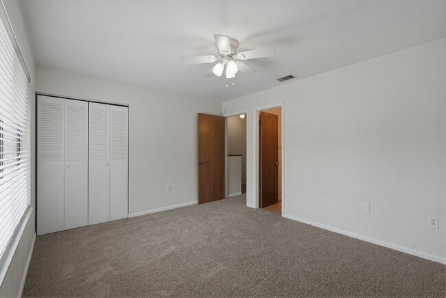 Building Photo - Southfork Oaks Condo