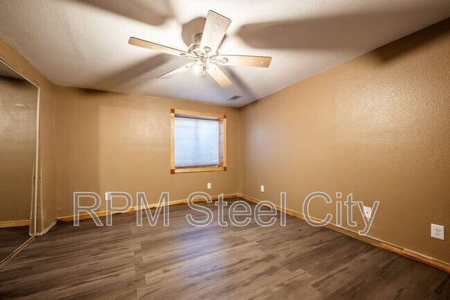 Building Photo - 4645 Ridge Dr