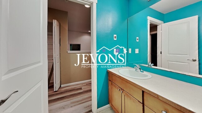 Building Photo - Experience this beautiful SeaTac single-family home with an equipped kitchen, high ceilings, near...