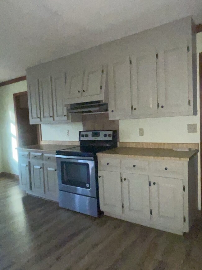 Building Photo - 3 Bedroom 2 Bathroom