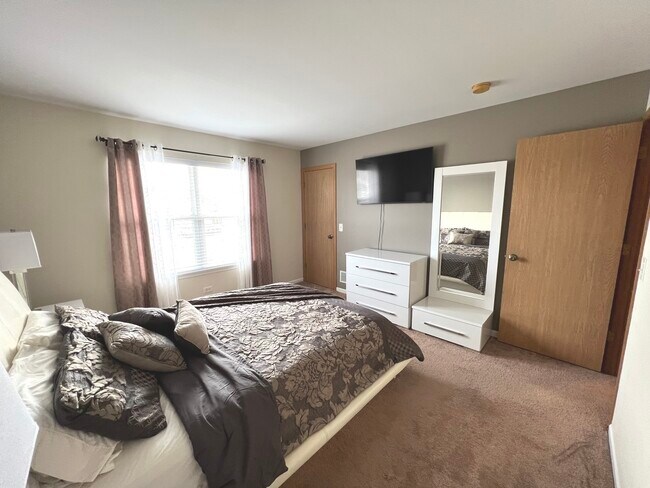 Building Photo - 1327 Fox Chase Dr