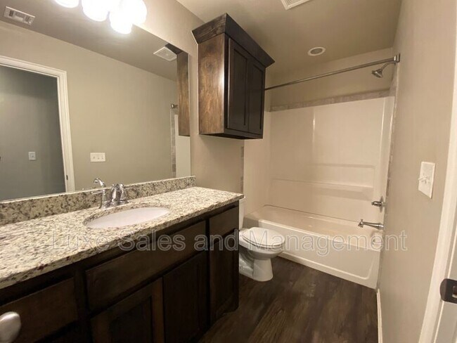 Building Photo - 749 SW 14th St