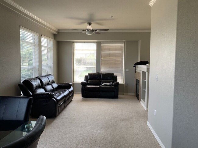 Building Photo - Charming 3BD/2BA Condo in Lone Tree