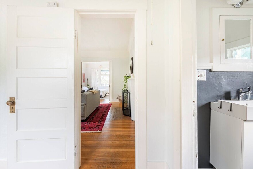 Building Photo - 1320 SE 28th Ave