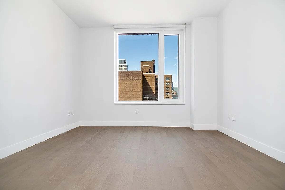 Building Photo - 200 E 23rd St