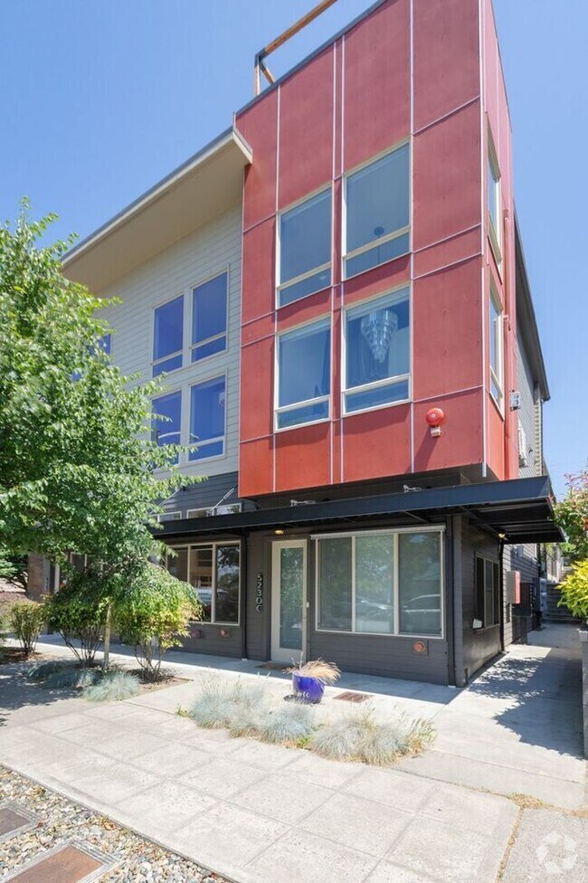 Building Photo - Air Conditioned West Seattle Live/Work Tow...