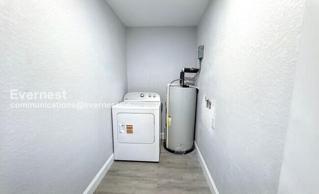 Building Photo - 4 Bed/2 Bath Home with Driveway / Availabl...
