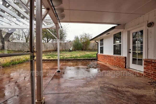 Building Photo - 314 N Lakeside Terrace