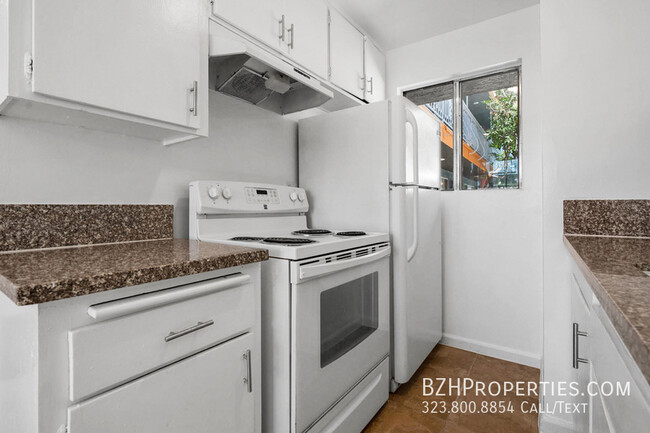 Building Photo - Beautiful 2 Bedroom in Prime Hollywood