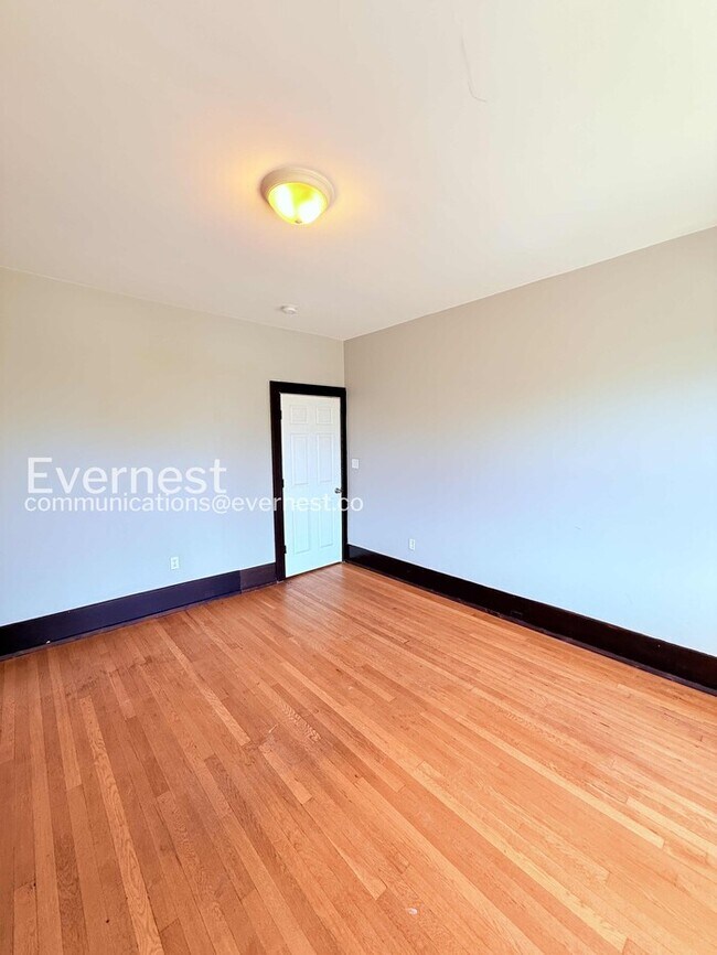 Building Photo - Spacious Home with Street Parking / 2 Bed, 1 Bath / Voucher / Pet-friendly / Coming Soon!