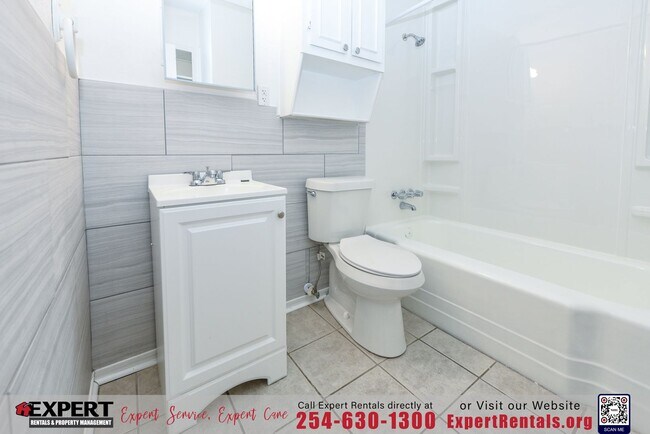 Building Photo - Newly Renovated 2BR/1BA Home with Spacious Backyard