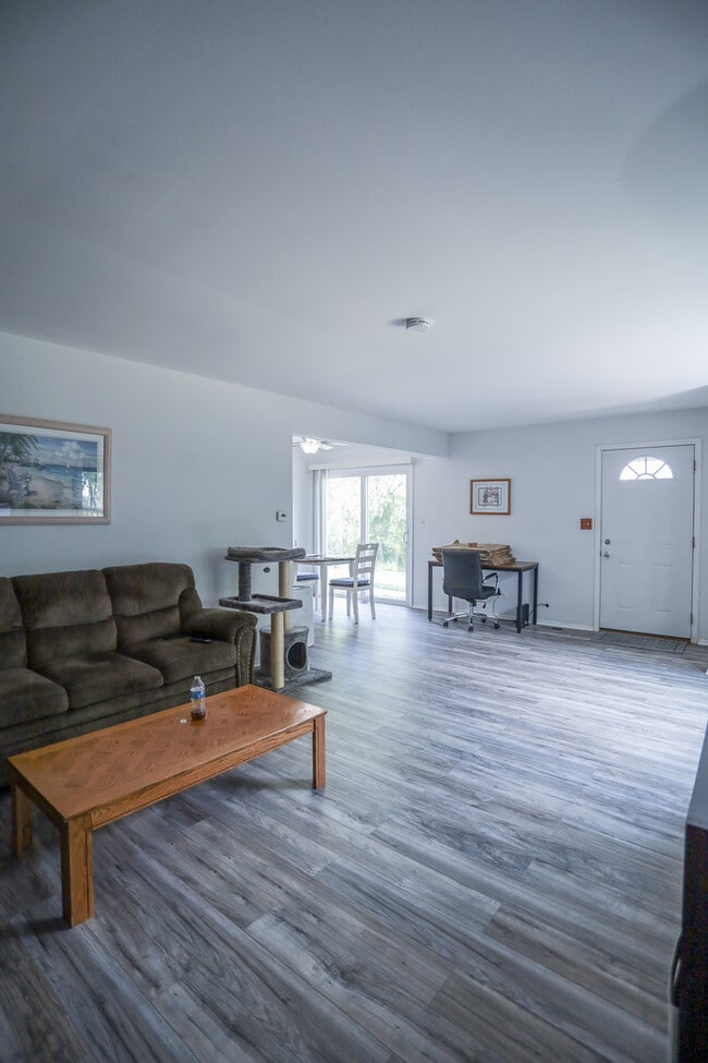 Building Photo - 542 N Carol Ln