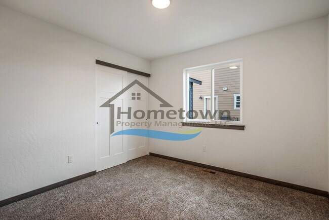 Building Photo - 3-Bedroom, 2-Bathroom Home with 3-Car Gara...