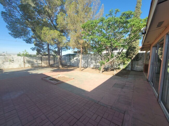 Building Photo - Ready to View!!