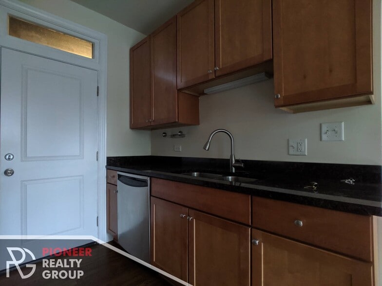 Building Photo - 736 W Addison St