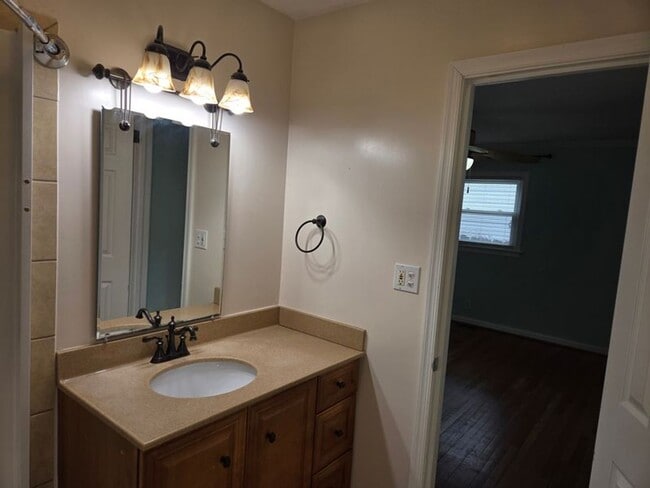 Building Photo - Move In Ready!