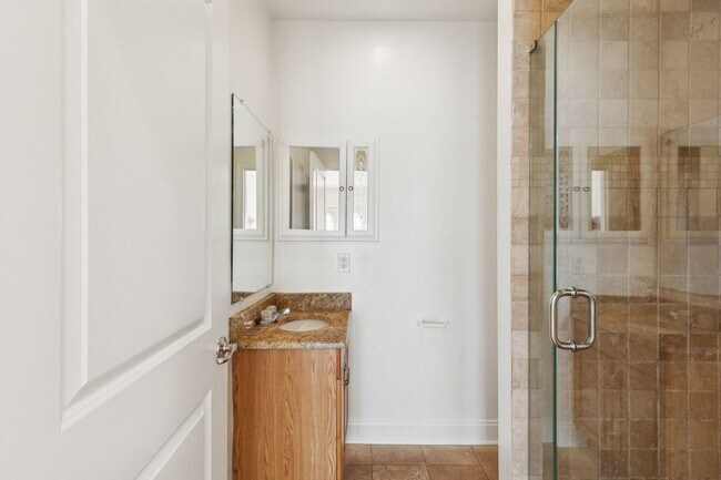Building Photo - Beautiful 3 bedroom house with Private bac...
