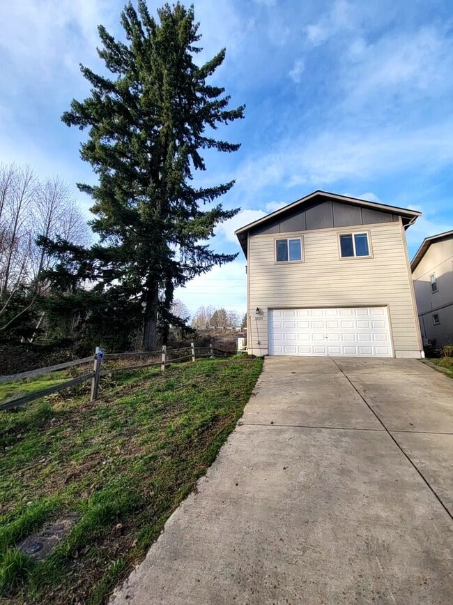 Building Photo - Large 4 Bed Split, Available Now! Pets Okay!