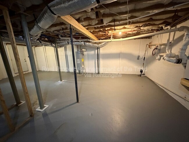 Building Photo - 2748 Lyndhurst Ave