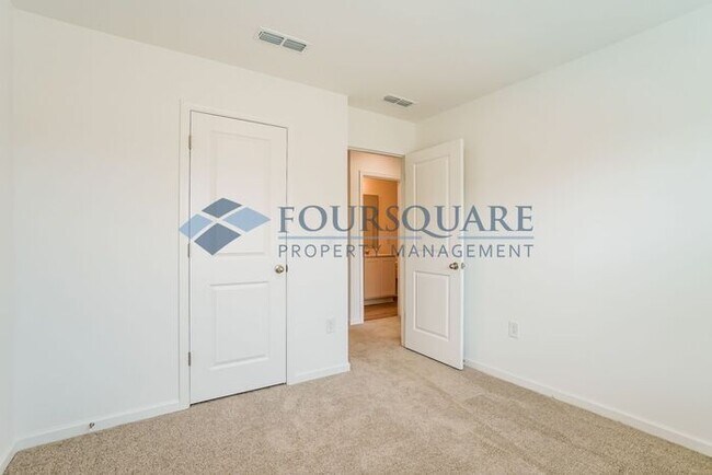 Building Photo - Stylish End-Unit Townhome with Patio & One Car Garage  – Crescent Mills, Clayton