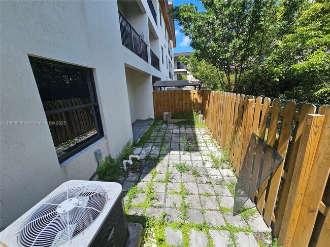 Building Photo - 7831 NW 104th Ave