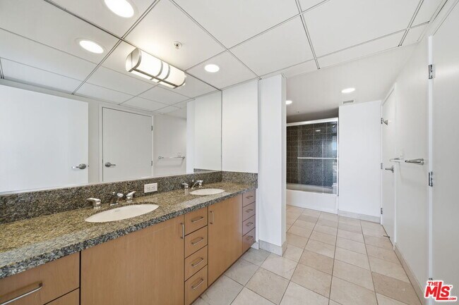 Building Photo - 13700 Marina Pointe Dr