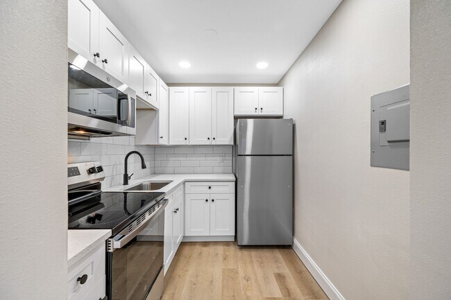 Building Photo - Davis Islands 1/1 Renovated Apartment - IN...