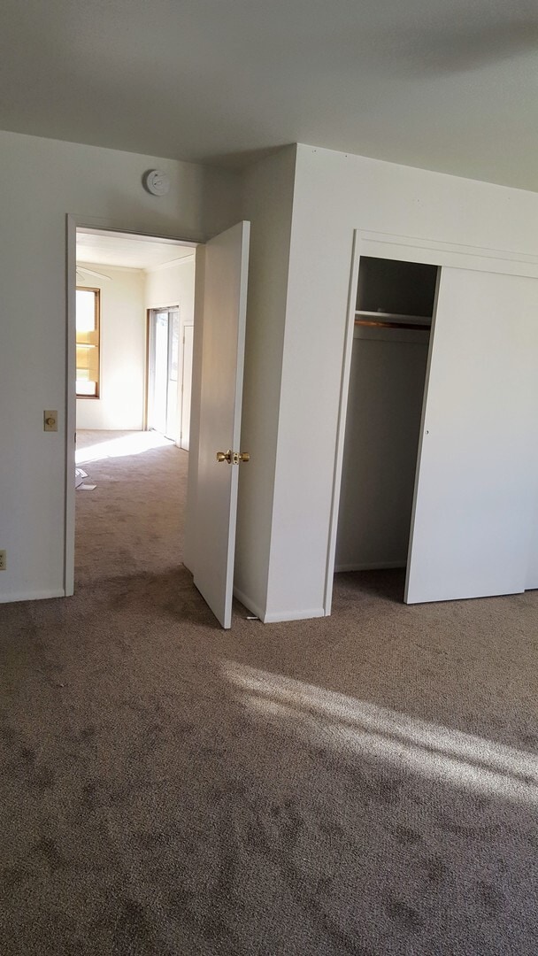 Building Photo - Three bedroom, 2 bath with high ceilings d...