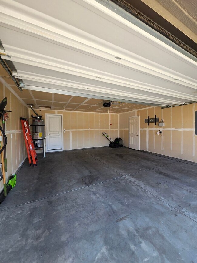 Building Photo - Move-In Special: $700 off Move-in Costs, G...