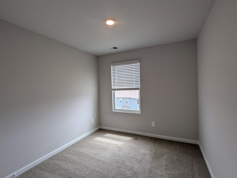 Building Photo - 645 Longtail Ln