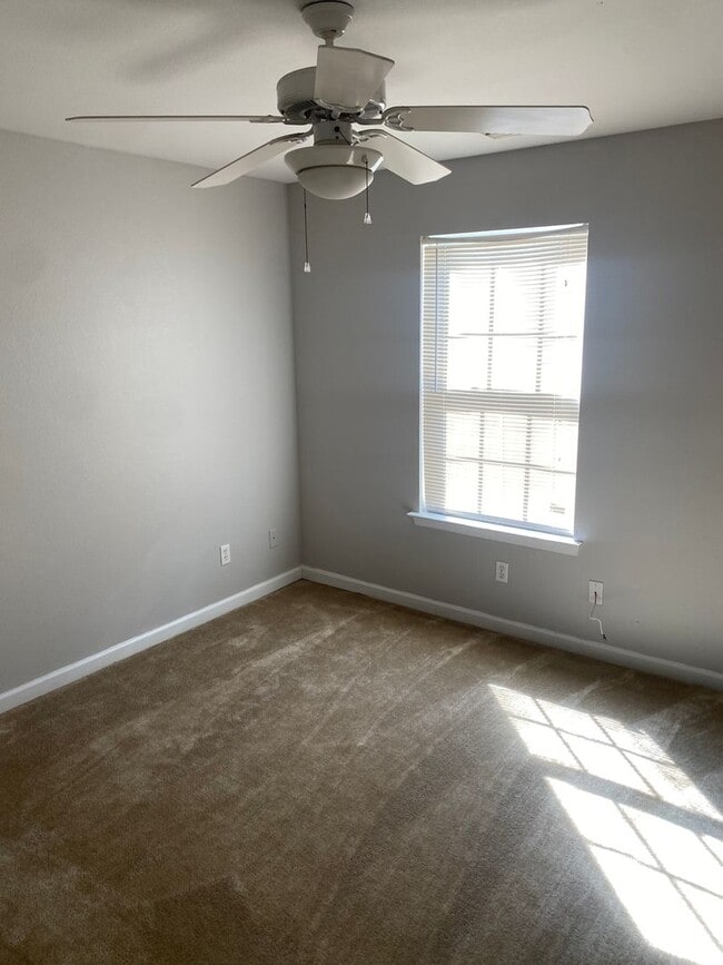 Building Photo - Beautiful 3 Bedroom 3 Bath