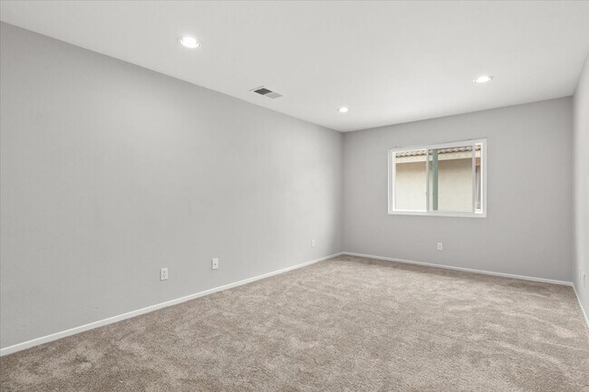 Den - 720 Foxhall Ct