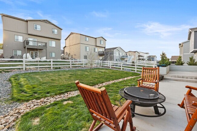 Building Photo - Beautiful 4-Bedroom Home on Blue Lunar Lan...