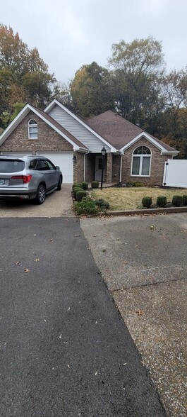 Executive Home - 924 Stonebrook Dr