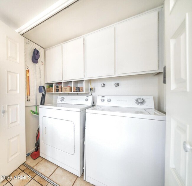 Building Photo - 1621 E Dunbar Dr