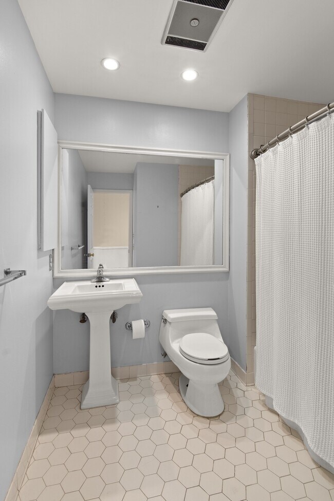 Building Photo - 7 River Rd