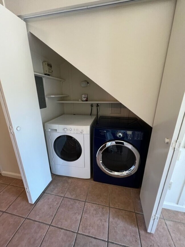 Building Photo - Spacious Condo with Private Patio