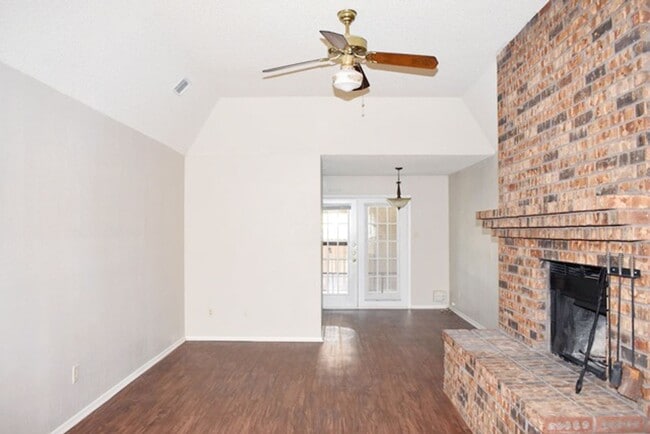 Building Photo - 309-311 Dogwood Dr