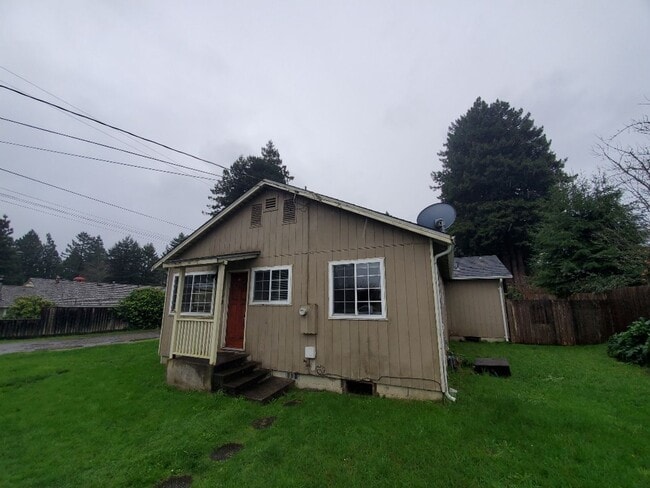 Building Photo - 4-Bedroom home located close to the Eureka...