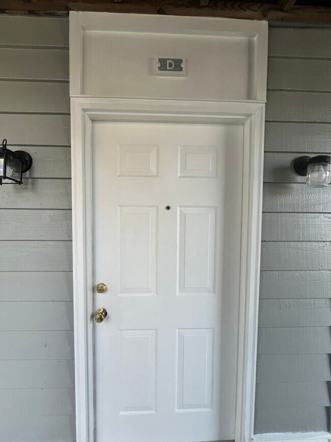 Building Photo - The Perfect Balance of City Life and Quiet Comfort — Camden Pointe Apartments